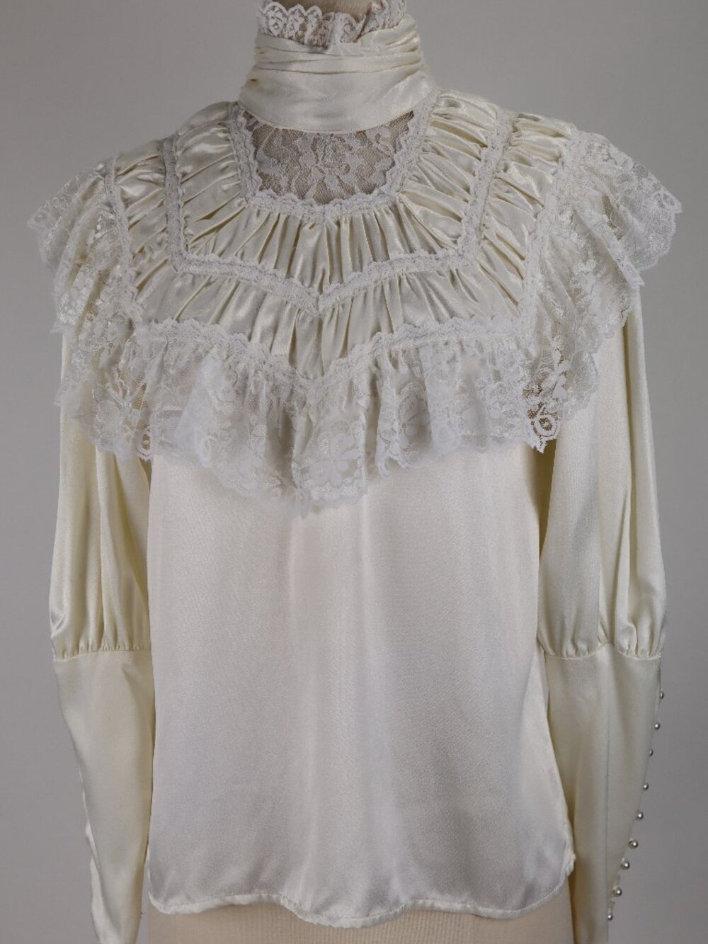 ❄️ Vintage Gunne Sax by Jessica McClintock NWOT White Satin Lace Pearl Blouse - Picture 3 of 11